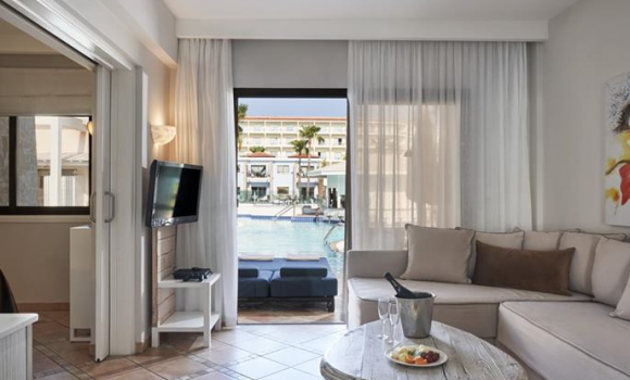 Преміум-люкс з однією спальнею та виходом до басейну