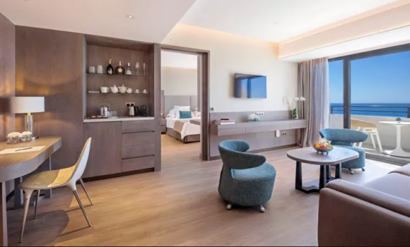 Розкішні люкси з однією спальнею та панорамним видом на море