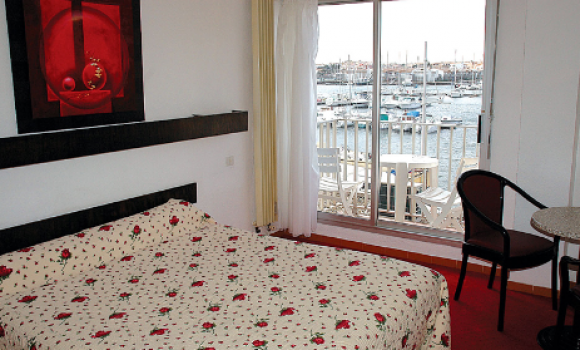Семейный номер с видом на пристань