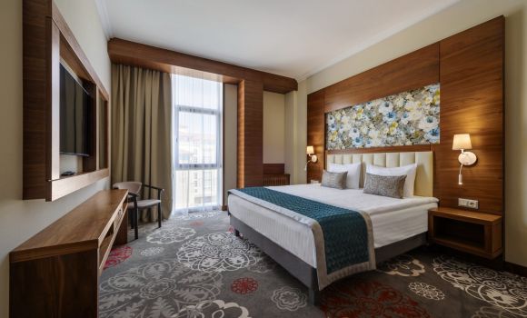 НАПІВЛЮКС ДВОКІМНАТНИЙ