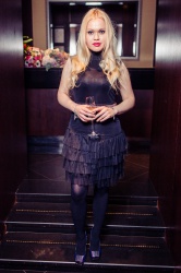 Яна Розкішна туристична вечірка та підпис в ресторані b-hush