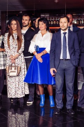 Яна Розкішна туристична вечірка та підпис в ресторані b-hush