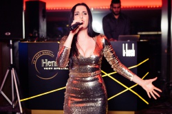 Яна Розкішна туристична вечірка та підпис в ресторані b-hush