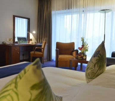 Фото The Diplomat Radisson Blu Hotel, Residence  2