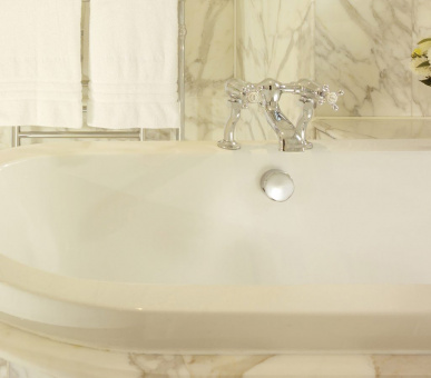 Фото The Dorchester 1