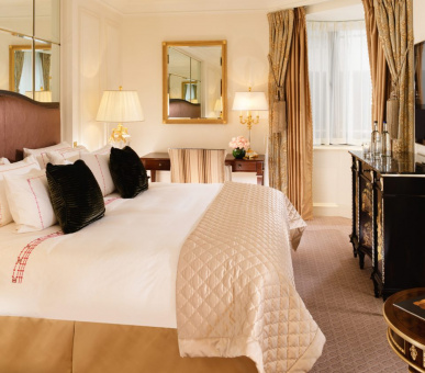 Фото The Dorchester 12