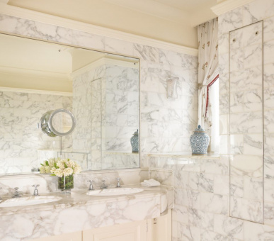 Фото The Dorchester 3