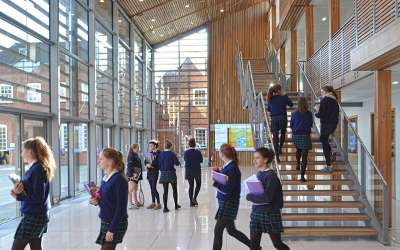 Чому психологи вважають, що підлітка 11–16 років ПОТРІБНО відправити до літнього табору?